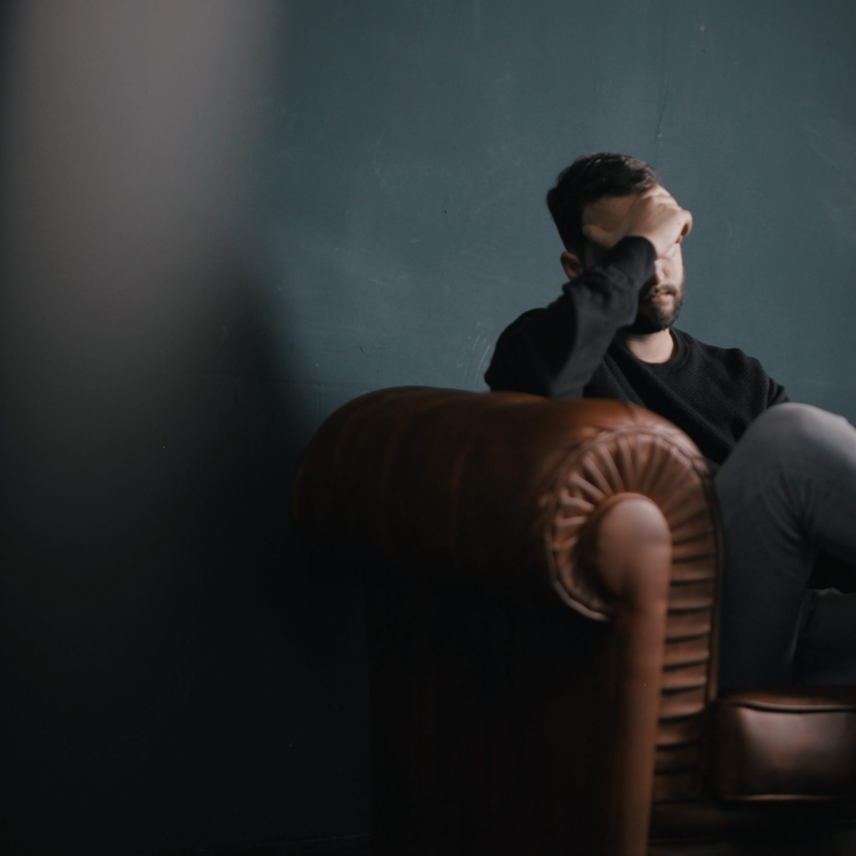 nik-shuliahin-bunwp1bl0nc-unsplash Pour la grande majorité des fumeurs, griller une cigarette permet de décompresser et de faire retomber momentanément le stress. Pourtant, lorsqu’on observe de quoi est faite la cigarette, et son action sur le mental, c’est pratiquement le contraire…